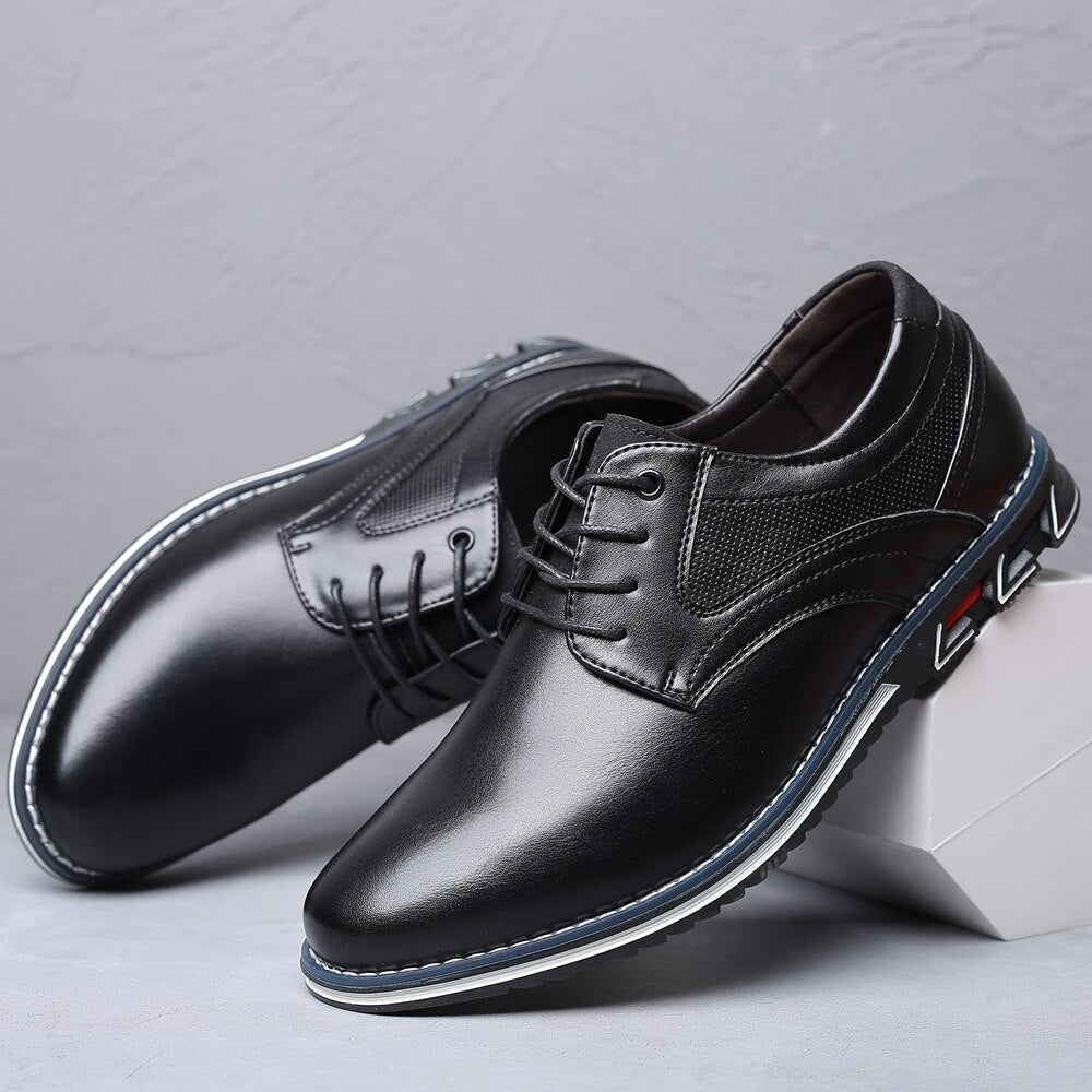 Schwarze Herren-Lederschnürschuhe mit blauer Sohle, elegantes Design, auf grauem Hintergrund. Ideal für Business und formelle Anlässe.