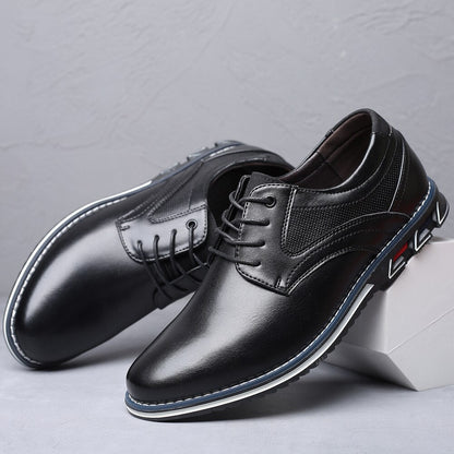 Schwarze Herren-Lederschnürschuhe mit blauer Sohle, elegantes Design, auf grauem Hintergrund. Ideal für Business und formelle Anlässe.