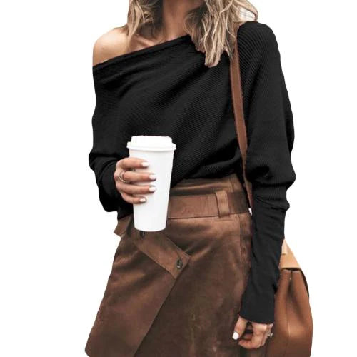 Frau in schwarzem Off-Shoulder-Pullover und braunem Rock mit Kaffeebecher und Umhängetasche. Modetrend, Herbstoutfit, Streetstyle.