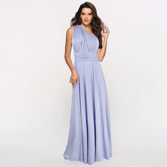 Frau in einem eleganten, fliederfarbenen Abendkleid mit asymmetrischem Ausschnitt, posiert vor weißem Hintergrund. Perfekt für formelle Anlässe.