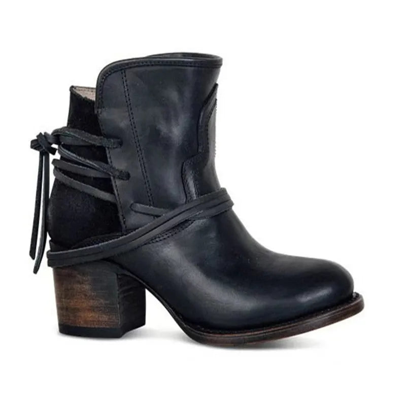 Schwarzer Lederstiefel mit Blockabsatz und Schnürdetails, modisch und robust, ideal für Herbst- und Winteroutfits. Damenstiefel, elegant und vielseitig.