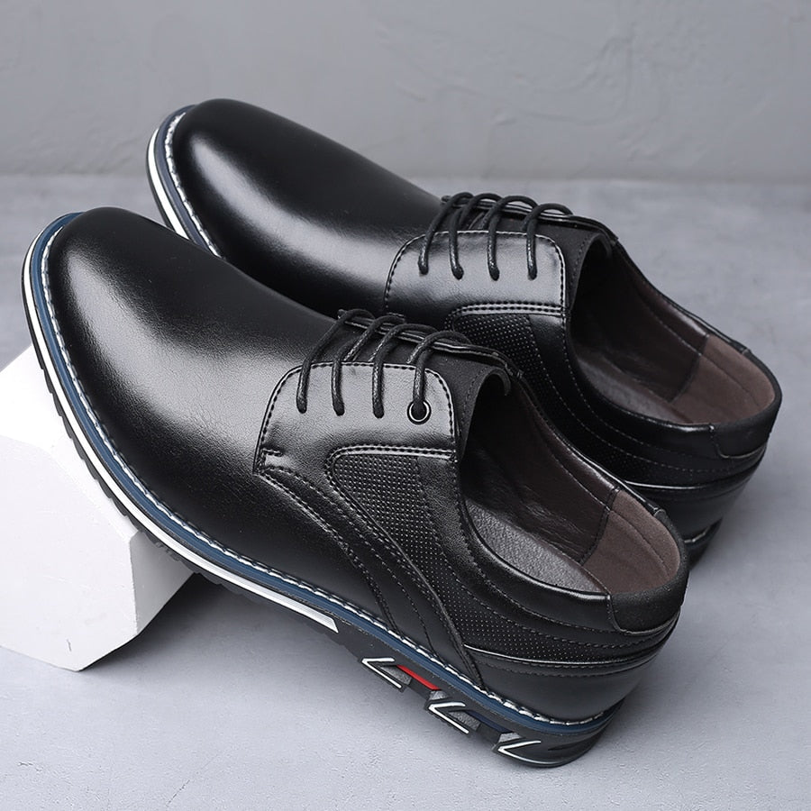 Schwarze Herrenschuhe aus Leder mit Schnürsenkeln, elegantes Design, rutschfeste Sohle, ideal für Business und Freizeit, auf grauem Hintergrund.
