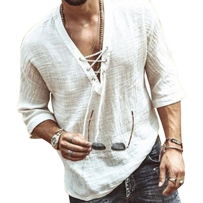 Herrenhemd mit V-Ausschnitt und Schnürung, lässig, weiß, aus Leinen, ideal für Sommermode, kombiniert mit Jeans und Accessoires.