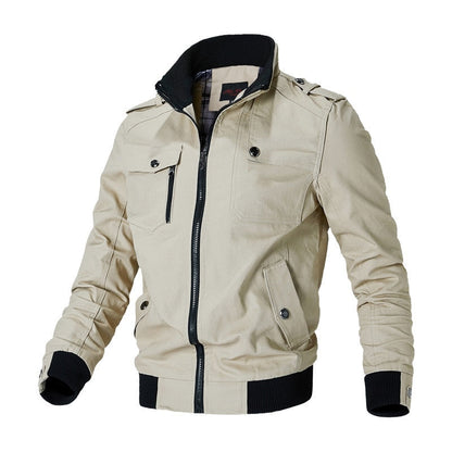 Beige Herren-Bomberjacke mit Reißverschluss, Stehkragen und Taschen. Modische Übergangsjacke, ideal für Herbst und Frühling.