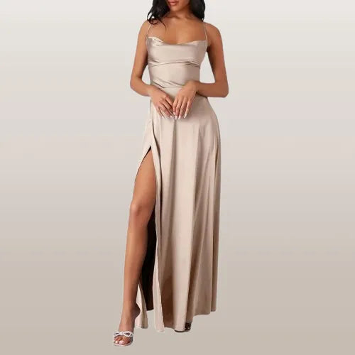 Elegantes, langes Abendkleid in Beige mit Spaghettiträgern und hohem Beinschlitz, ideal für formelle Anlässe und stilvolle Events.