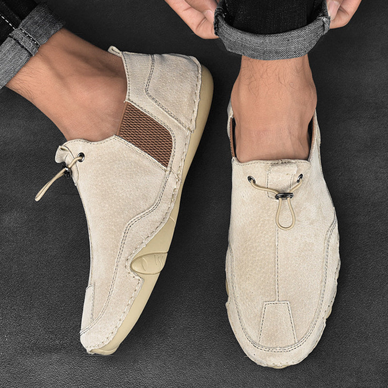 Beige Herren-Slipper aus Wildleder, rutschfeste Sohle, lässiges Design, ideal für Freizeit und Alltag, komfortabel und stilvoll.