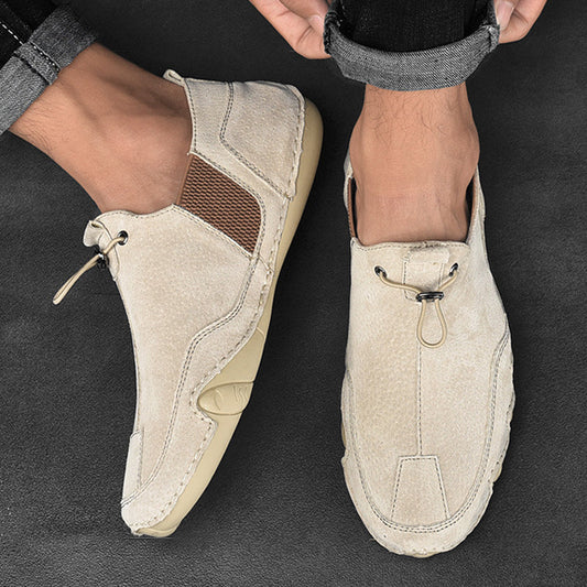 Beige Herren-Slipper aus Wildleder, rutschfeste Sohle, lässiges Design, ideal für Freizeit und Alltag, komfortabel und stilvoll.