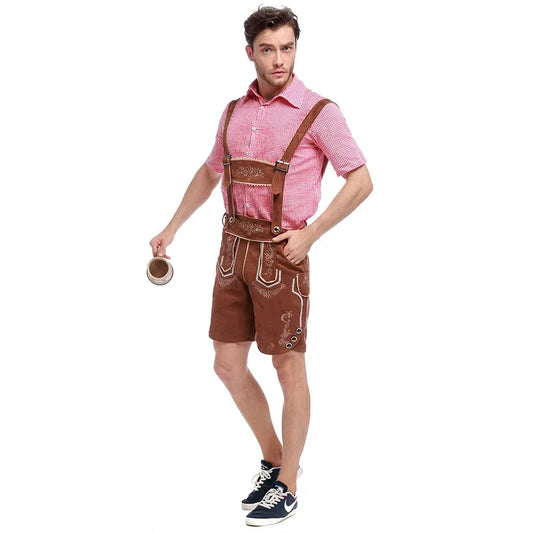 Mann in traditioneller bayerischer Tracht mit Lederhose und rotem Hemd, hält einen Bierkrug. Oktoberfest, deutsche Kultur, Trachtenmode.
