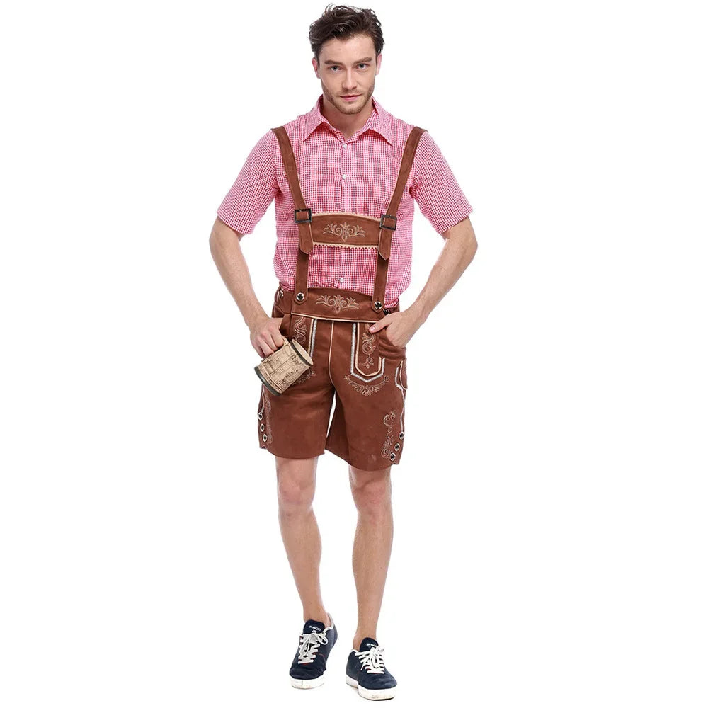 Mann in traditioneller bayerischer Tracht mit rotem Karohemd und brauner Lederhose, steht aufrecht, lächelt, Oktoberfestmode, isoliert auf weißem Hintergrund.