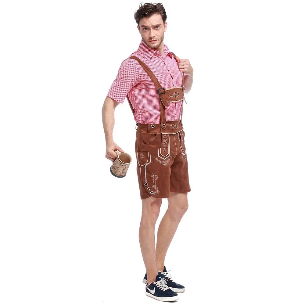 Mann in traditioneller bayerischer Lederhose und kariertem Hemd hält Bierkrug. Oktoberfest Mode, Trachten, bayerische Kultur.