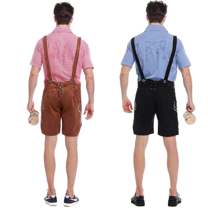 Zwei Männer in traditioneller bayerischer Tracht mit Lederhosen und Hemden, von hinten. Perfekt für Oktoberfest, Trachtenmode, bayerische Kultur.