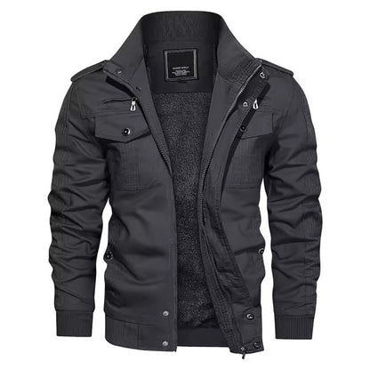Schwarze Herrenjacke mit Reißverschluss, Stehkragen und Taschen, ideal für Herbst und Winter. Modische, warme Outdoor-Bekleidung.
