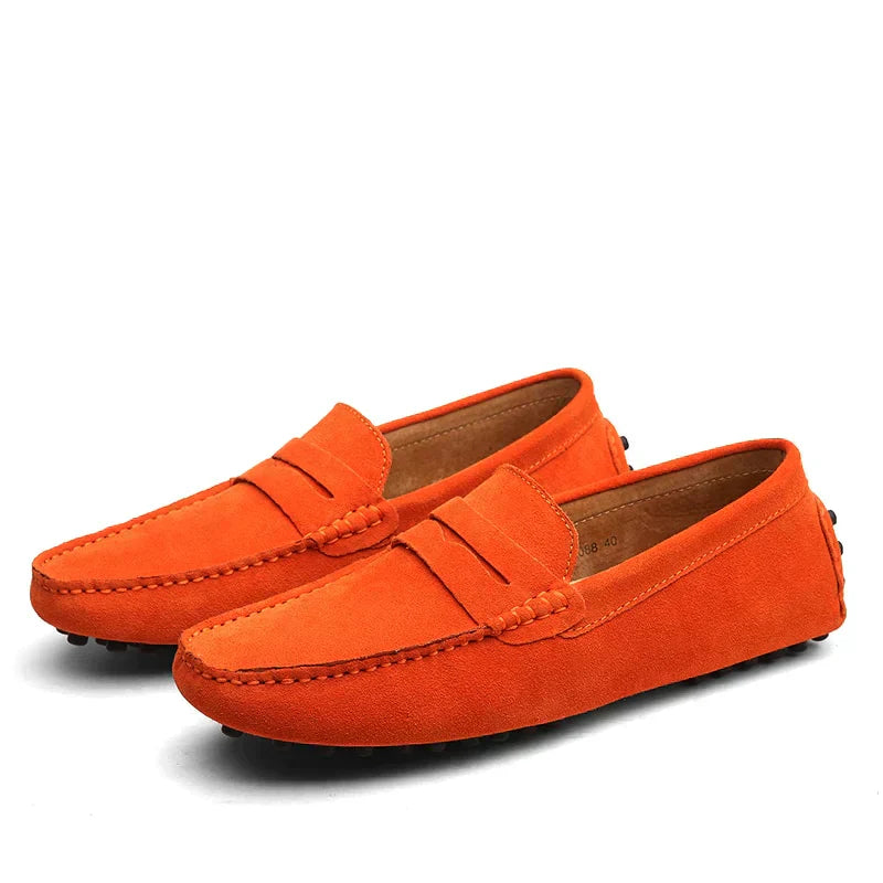 Orangefarbene Herren-Loafer aus Wildleder, stilvoll und bequem, ideal für Freizeitkleidung. Perfekte Mokassins für modische Outfits.