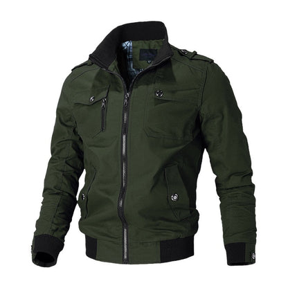 Dunkelgrüne Herren-Bomberjacke mit Reißverschluss, Brusttaschen und Schulterklappen. Modische, lässige Jacke für Herbst und Winter.