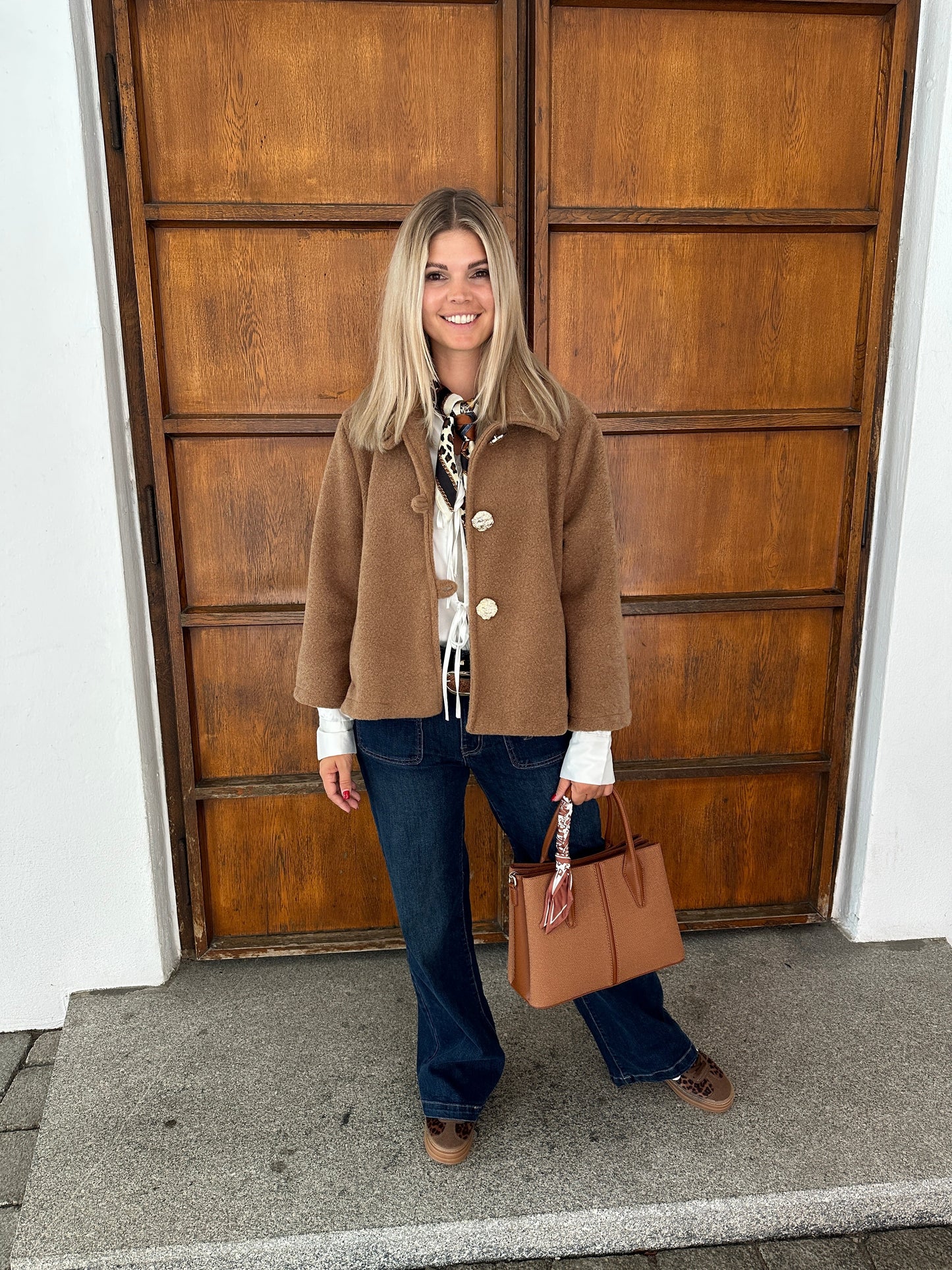 Women's wide-leg jeans with high waist and gold buttons at the front