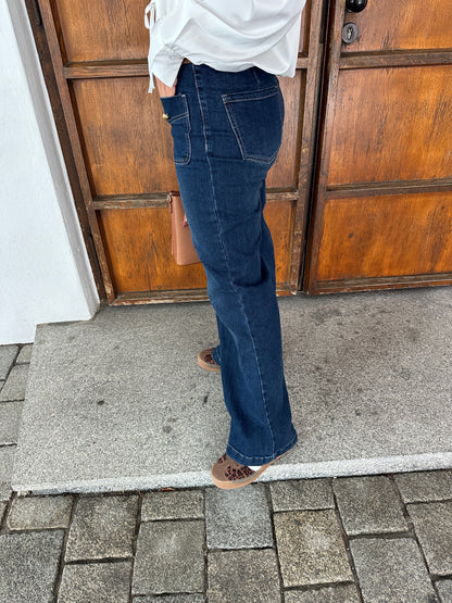 Women's wide-leg jeans with high waist and gold buttons at the front