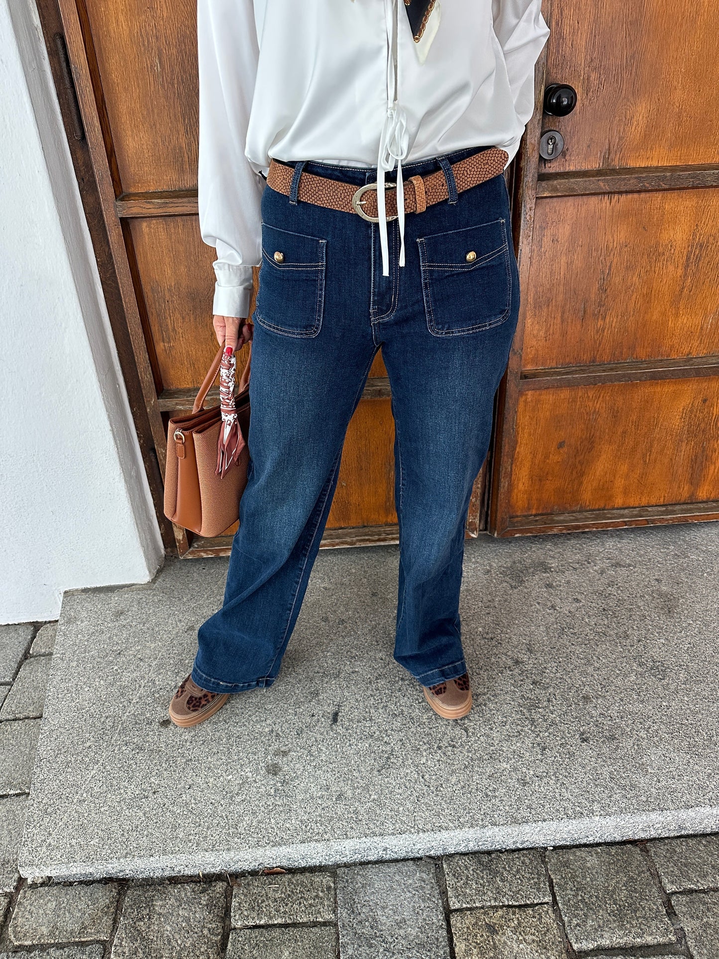 Women's wide-leg jeans with high waist and gold buttons at the front