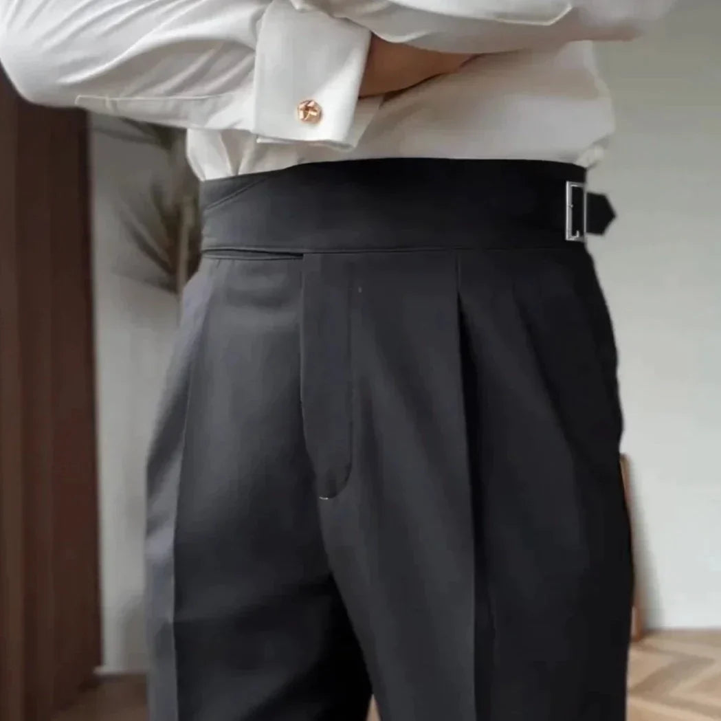 Elegante schwarze Anzughose mit hoher Taille und Bundfalten, kombiniert mit weißem Hemd. Perfekt für formelle Anlässe und Business-Outfits.