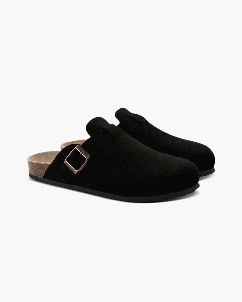 Schwarze Filz-Pantoletten mit Schnalle, ergonomischem Fußbett und rutschfester Sohle. Bequeme Hausschuhe für Damen und Herren.