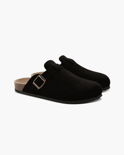 Schwarze Filz-Pantoletten mit Schnalle, ergonomischem Fußbett und rutschfester Sohle. Bequeme Hausschuhe für Damen und Herren.