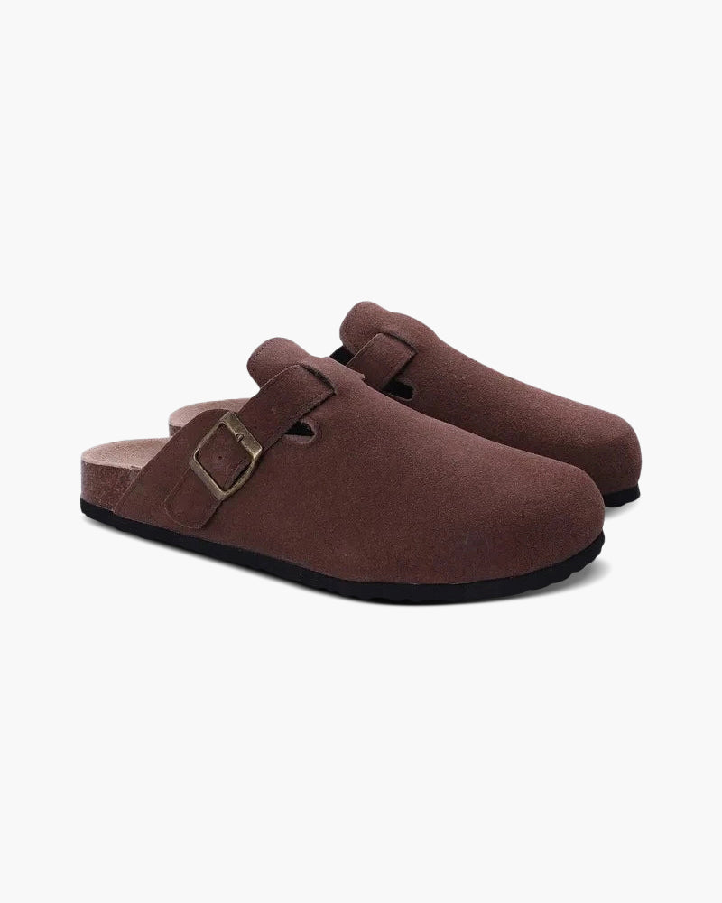 Braune Wildleder-Clogs mit Schnalle, bequeme Hausschuhe für Damen und Herren, ideal für Freizeit und Alltag, rutschfeste Sohle.