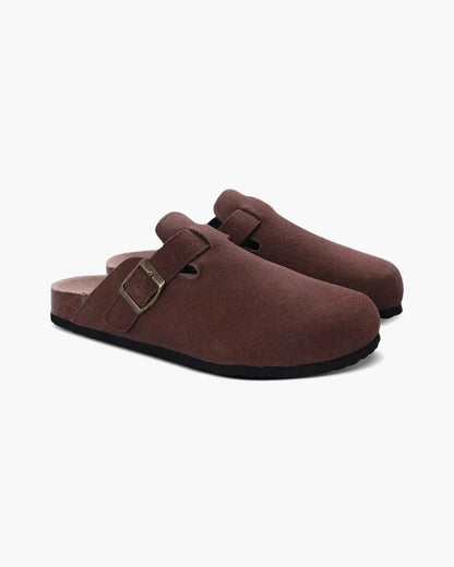 Braune Wildleder-Clogs mit Schnalle, bequeme Hausschuhe für Damen und Herren, ideal für Freizeit und Alltag, rutschfeste Sohle.