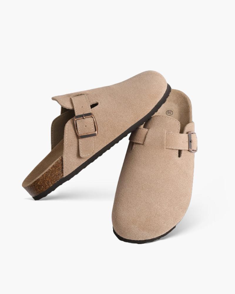 Beige Wildleder-Clogs mit Schnalle, ergonomisches Design, rutschfeste Sohle. Ideal für Komfort und Stil. Perfekt für Freizeit und Alltag.