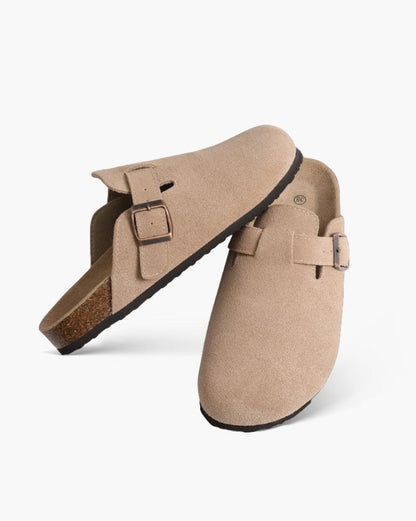 Beige Wildleder-Clogs mit Schnalle, ergonomisches Design, rutschfeste Sohle. Ideal für Komfort und Stil. Perfekt für Freizeit und Alltag.