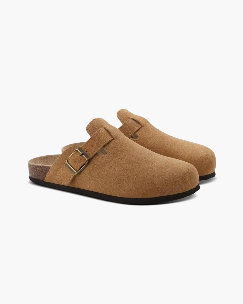 Braune Wildleder-Clogs mit Schnalle, ergonomisches Fußbett, rutschfeste Sohle. Bequeme Hausschuhe für Damen und Herren. Ideal für Freizeit und Alltag.
