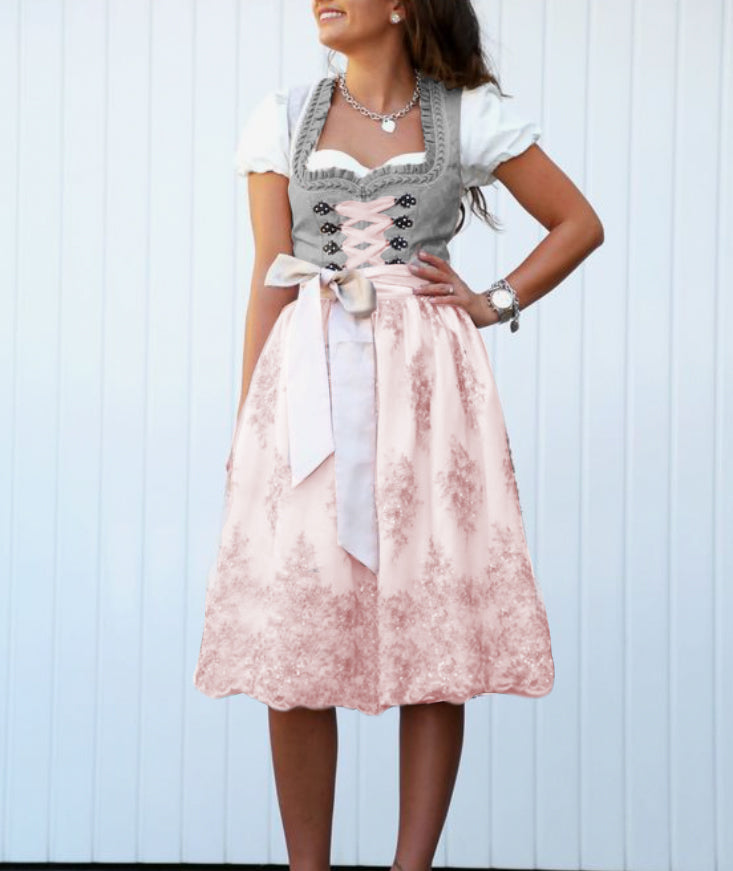 Traditionelles Damen-Dirndl mit Schürze und Bluse in vollständiger Ansicht