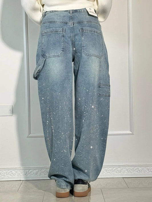 Damenjeans mit weitem Schnitt, hellblauem Denim und funkelndem Glitzerdesign. Modische, bequeme Hose für trendige Outfits.