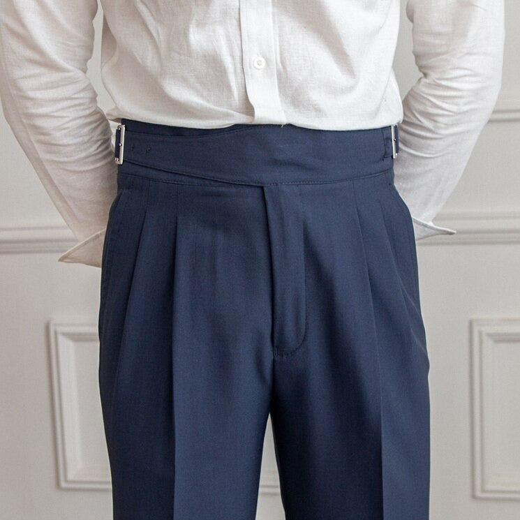 Elegante Herrenanzughose in Dunkelblau mit Bundfalten, kombiniert mit weißem Hemd. Klassische Mode, stilvolle Herrenbekleidung, formelle Kleidung.