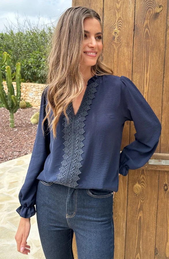 Damenbluse Mit Spitzendetails Und V-Ausschnitt