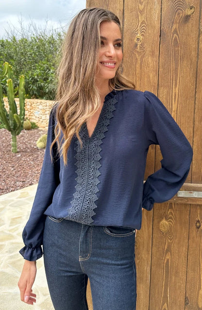 Damenbluse Mit Spitzendetails Und V-Ausschnitt