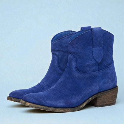 Blaue Wildleder-Cowboystiefel mit Holzabsatz, modisch und robust, ideal für Western-Look. Perfekt für Damenmode und trendige Outfits.