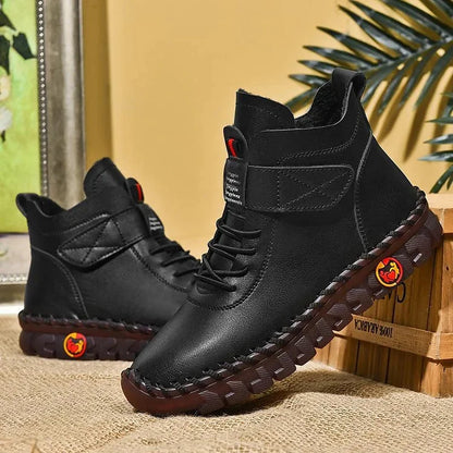 Schwarze Lederstiefel mit rutschfester Sohle, modisches Design, ideal für Herbst und Winter, auf Teppich vor Pflanzenhintergrund.