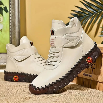 Weiße Lederstiefel mit brauner Sohle, modisches Design, auf Jutestoff präsentiert. Perfekt für Herbstmode, Outdoor-Aktivitäten und trendige Outfits.