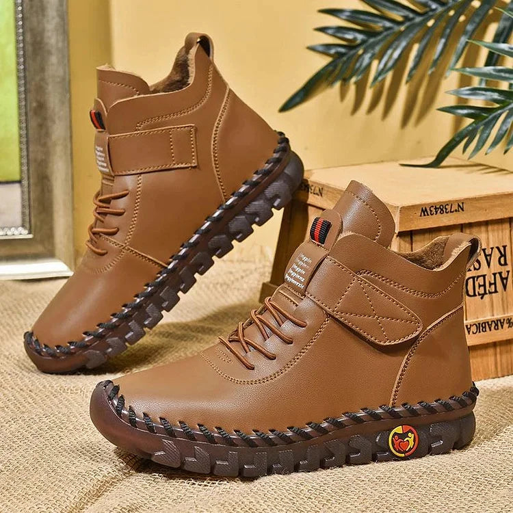Braune Herren-Winterstiefel mit rutschfester Sohle, warmem Innenfutter und Klettverschluss, auf Jutestoff vor Kartonhintergrund präsentiert.