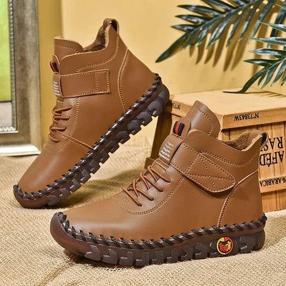 Braune Herren-Winterstiefel mit rutschfester Sohle, warmem Innenfutter und Klettverschluss, auf Jutestoff vor Kartonhintergrund präsentiert.