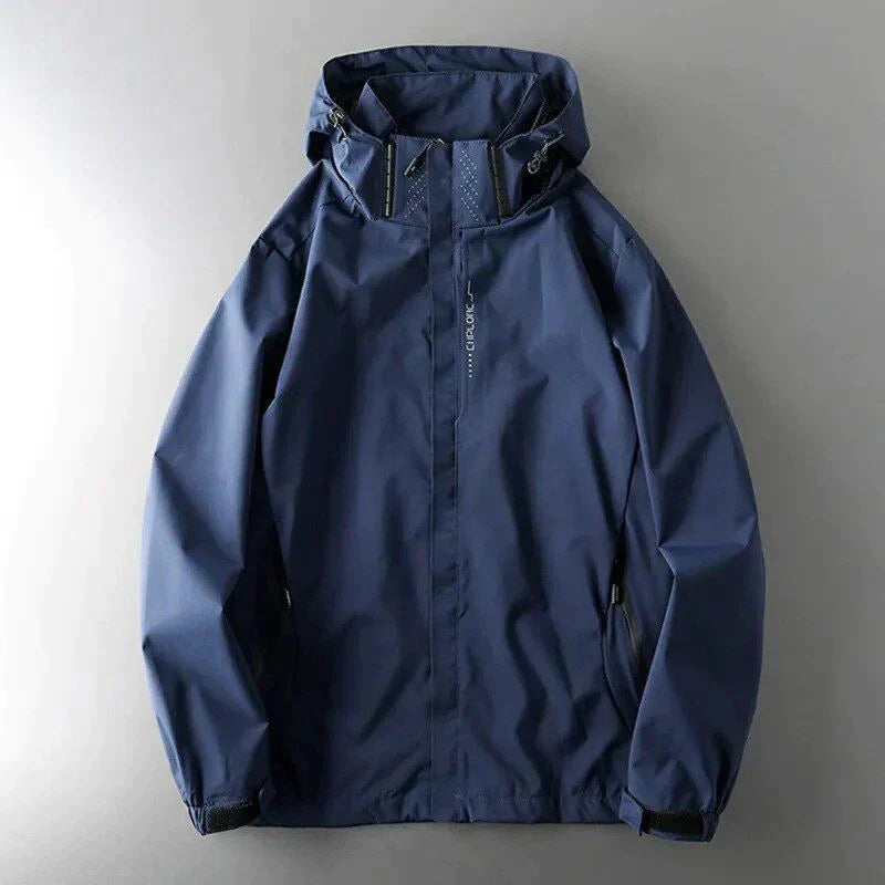 Dunkelblaue wasserdichte Herrenjacke mit Kapuze, Reißverschluss und Taschen, ideal für Outdoor-Aktivitäten und Wandern.