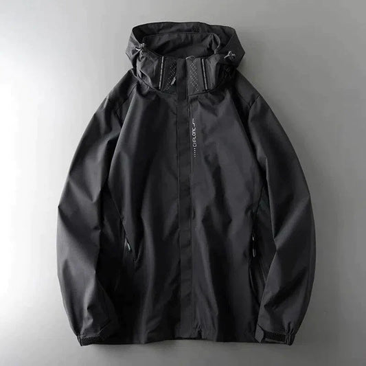 Schwarze wasserdichte Herrenjacke mit Kapuze, Reißverschluss und Taschen, ideal für Outdoor-Aktivitäten und Regenwetter.