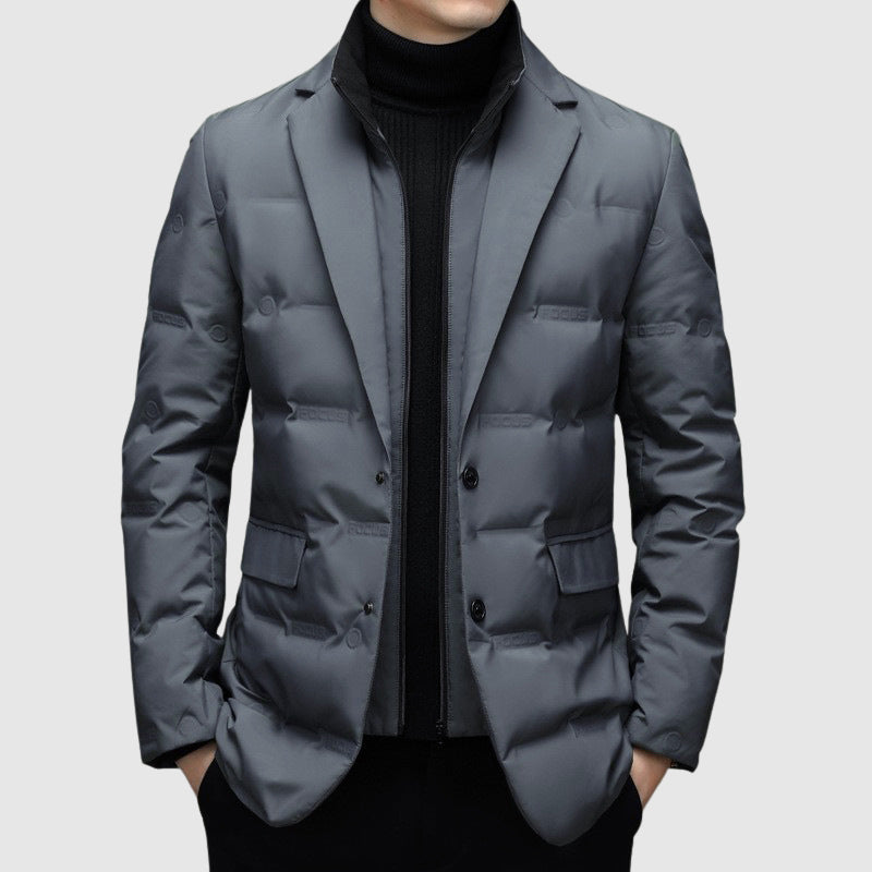 Grauer Herren-Daunenblazer, elegant und modern, ideal für Wintermode. Stilvoller Look mit Knöpfen und Taschen, perfekt für Business und Freizeit.