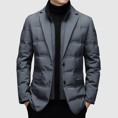 Grauer Herren-Daunenblazer, elegant und modern, ideal für Wintermode. Stilvoller Look mit Knöpfen und Taschen, perfekt für Business und Freizeit.
