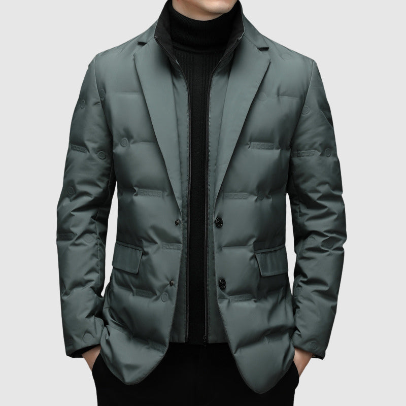 Mann in grauem, gestepptem Blazer mit schwarzem Rollkragenpullover. Elegante Wintermode, stilvoller Herrenmantel, moderne Herrenbekleidung.