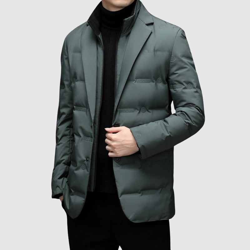 Grauer Herren-Daunenblazer, elegant und modern, kombiniert mit schwarzem Rollkragenpullover. Perfekt für stilvolle Wintermode.