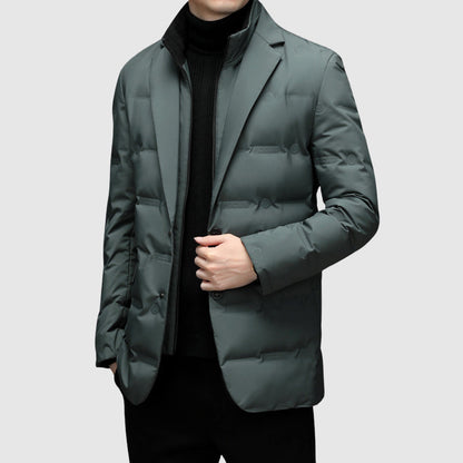 Grauer Herren-Daunenblazer, elegant und modern, kombiniert mit schwarzem Rollkragenpullover. Perfekt für stilvolle Wintermode.