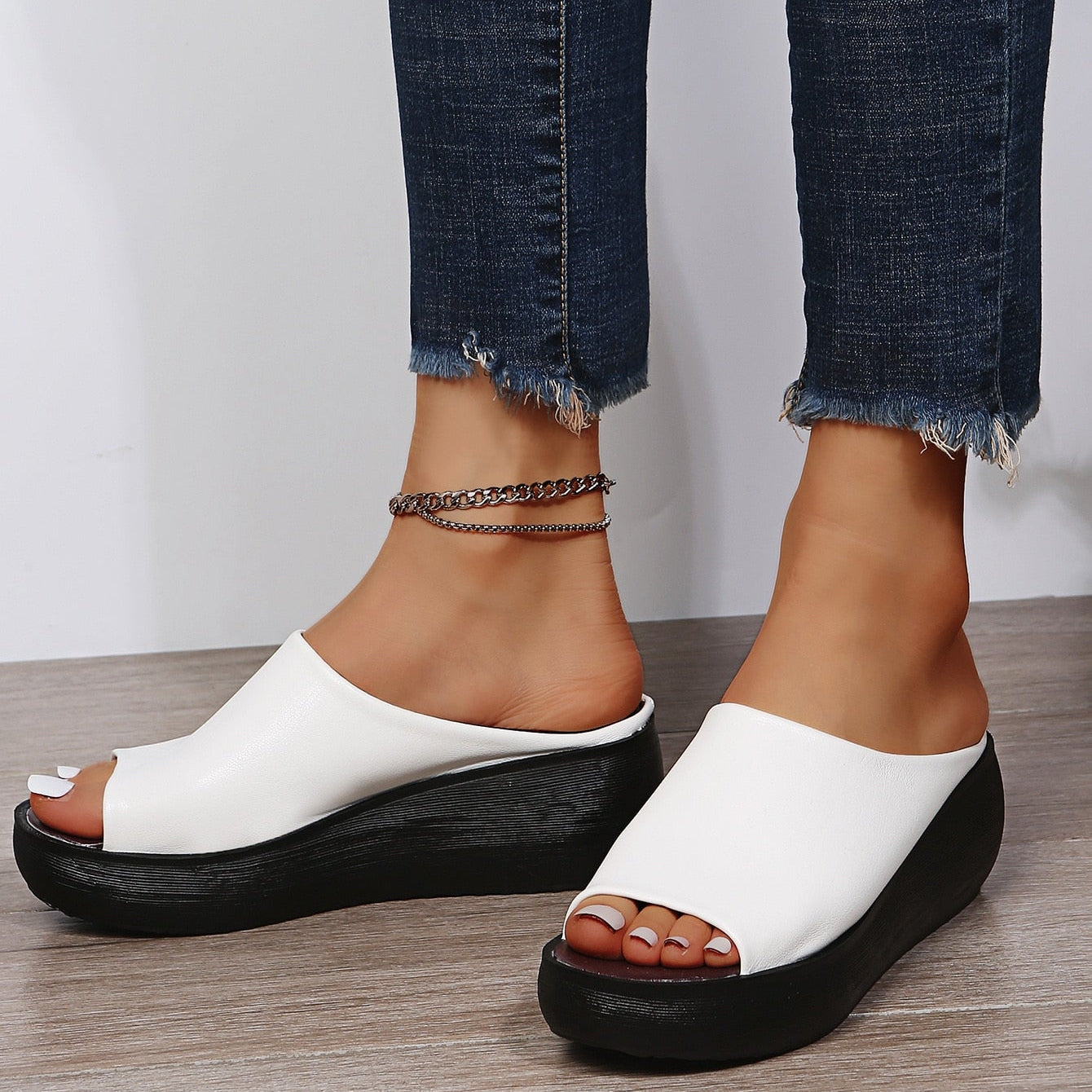 Women's summer wedge sandals to slip on with toe strap and cushioned insole
