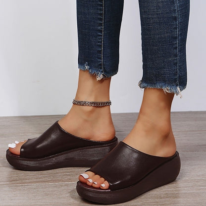 Women's summer wedge sandals to slip on with toe strap and cushioned insole
