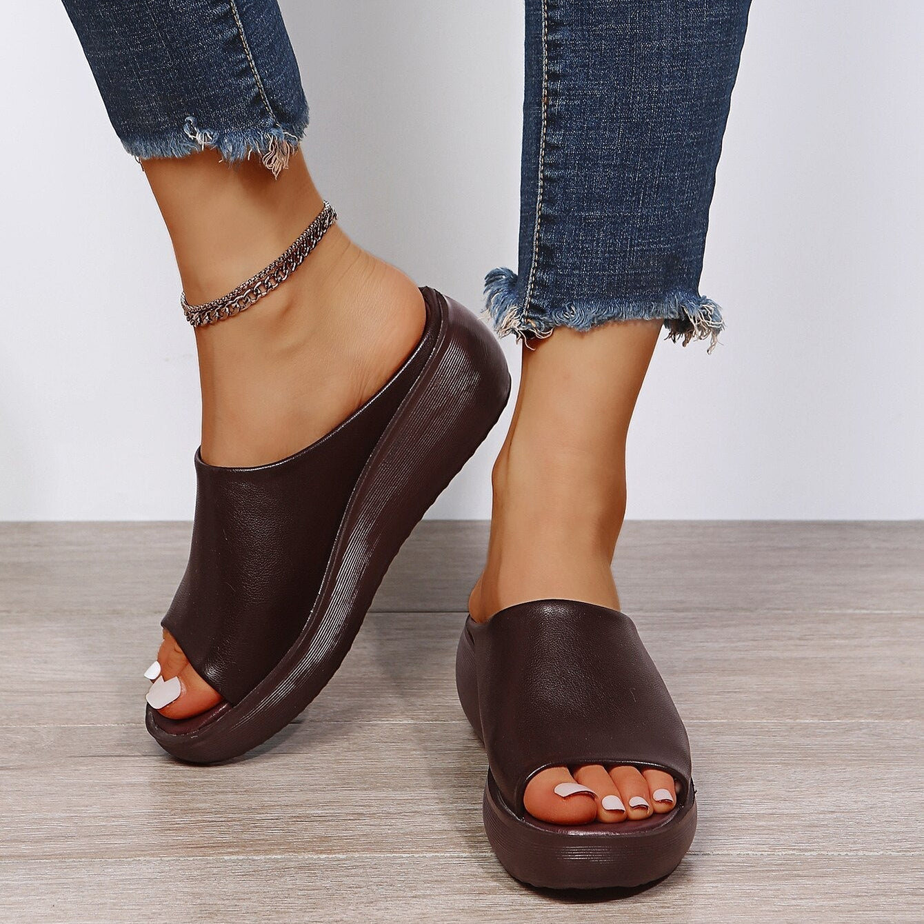 Women's summer wedge sandals to slip on with toe strap and cushioned insole