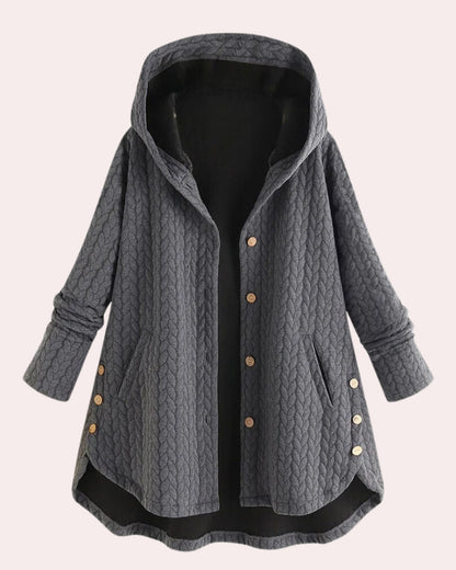 Grauer Damenmantel mit Kapuze, Knopfleiste und Seitentaschen. Modischer, gesteppter Stoff, ideal für Herbst und Winter. Bequeme, warme Jacke.